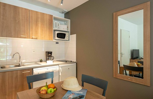 Saumur Casa | Acogedor apartamento en villa con internet, piscina, TV, terraza, mascotas permitida y aparcamiento