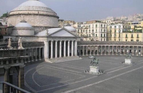 San Ferdinando Apartamento | Bonito apartamento con una gran terraza detrás de la Piazza del Plebiscito