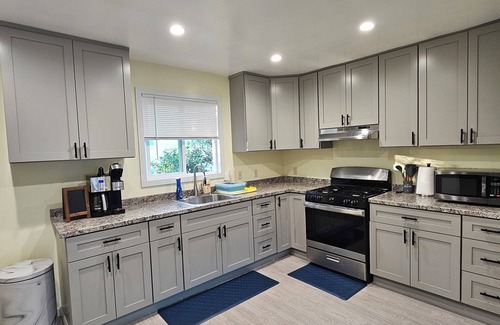 Maxwell Park Apartamento | Nice apartment with AC in vibrant Oakland Maxwell Park area.
