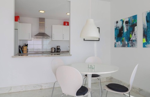 Rancho Domingo Apartamento | Bonito apartamento con terraza soleada, piscina y vistas al mar