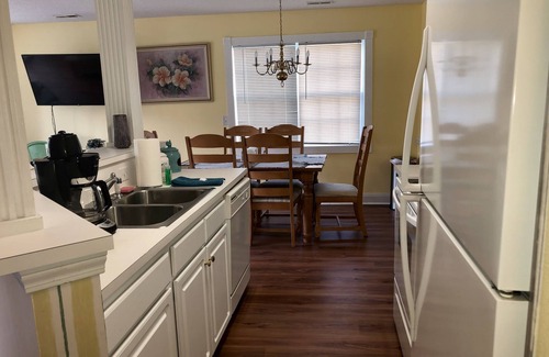 Calabash Apartamento | Nice apartment with golf course view in prestigious Brunswick Golf. Fits 4.