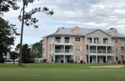 Calabash Apartamento | Nice apartment with golf course view in prestigious Brunswick Golf. Fits 4.