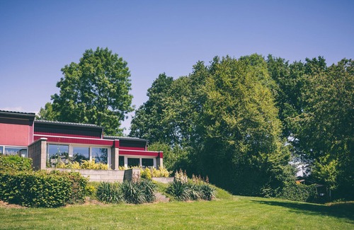 Strucht Casa | Nice bungalow with sauna and bubble bath, on a holiday park, 4 km. Valkenburg