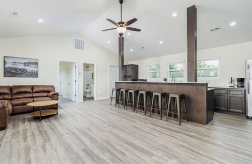 Dallas County Casa | Nice cabin near Bennett Springs: stocked pond, gated entry, family-friendly!