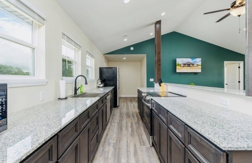 Dallas County Casa | Nice cabin near Bennett Springs: stocked pond, gated entry, family-friendly!