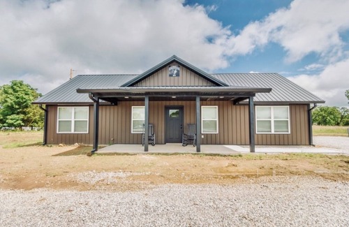 Dallas County Casa | Nice cabin near Bennett Springs: stocked pond, gated entry, family-friendly!