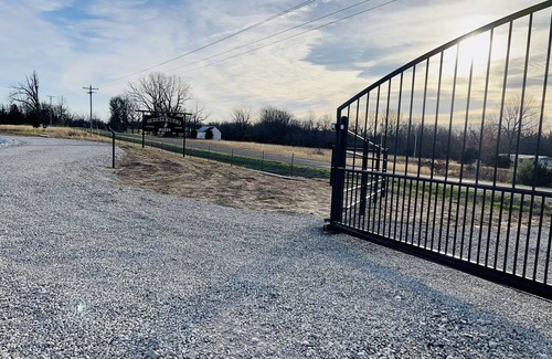 Dallas County Casa | Nice cabin near Bennett Springs: stocked pond, gated entry, family-friendly!