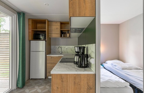 Vessem Chalet De Esquí | nice chalet with luxury bathroom and screened porch