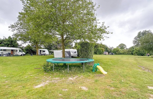Lage Zwaluwe Casa | Nice cottage on a farm campsite near Breda