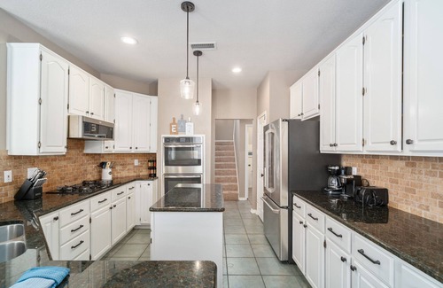 Flower Mound Casa | Nice heated pool & spa w BBQ near DFW-sleeps 10-14 Stylish Paradise