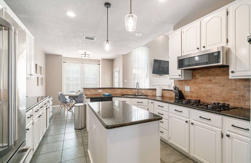 Flower Mound Casa | Nice heated pool & spa w BBQ near DFW-sleeps 10-14 Stylish Paradise