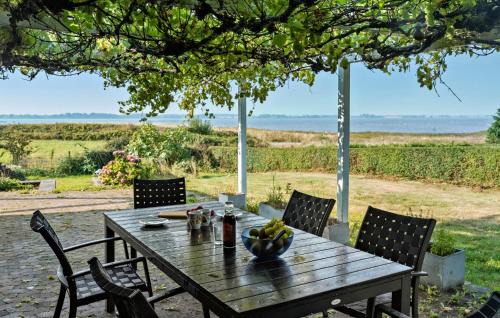 Bog By Casa | Nice Home In Bogø By With Wifi