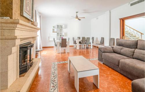 La Carlota Casa | Nice Home In Córdoba With Wifi