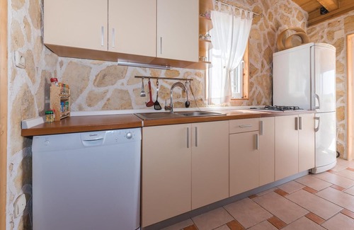 Danilo Biranj Casa | Bonita casa en Danilo con cocina.