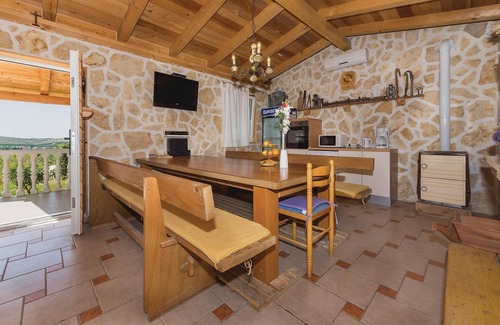 Danilo Biranj Casa | Bonita casa en Danilo con cocina.