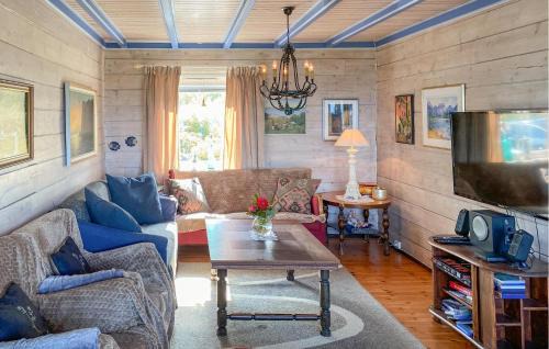 Gjengstoa Casa | Nice Home In Farstad With Wifi