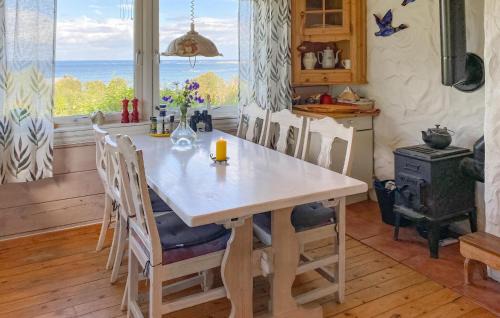Gjengstoa Casa | Nice Home In Farstad With Wifi