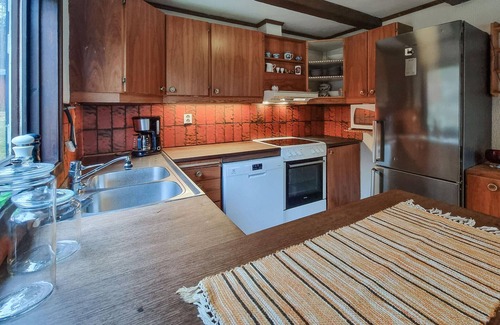 Kungalv O Casa | Bonita casa en Romelanda con sauna.