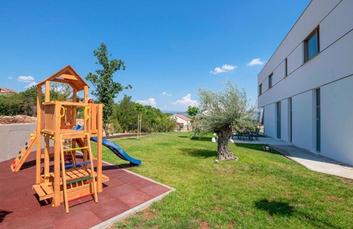 Zmijavci Casa | Stunning home in Zmijavci with 5 Bedrooms, WiFi and Swimming pool
