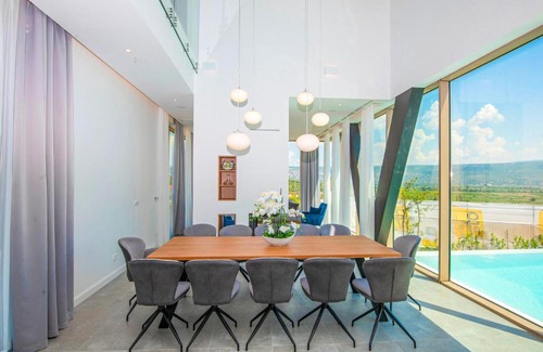 Zmijavci Casa | Stunning home in Zmijavci with 5 Bedrooms, WiFi and Swimming pool