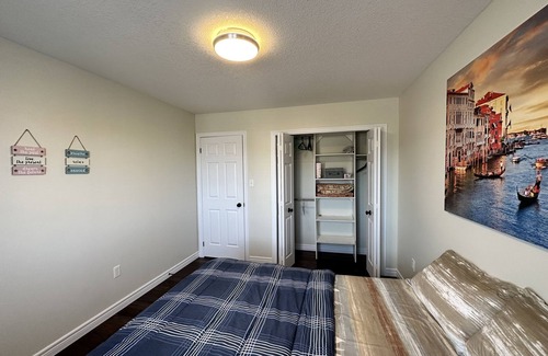 Grand River South Casa | Nice home with cozy living room, large backyard, bedroom and bathroom.