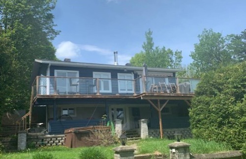 Lac-Sergent Casa | Nice house directly on the lake. Must be rented 31 days or more.