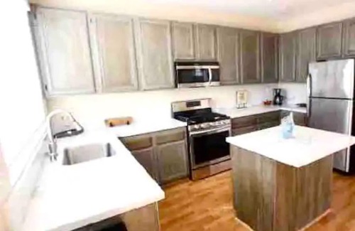Fontana Casa | Nice house, near airport, Fast Wi-Fi, golf/shop.