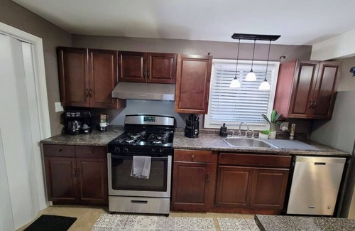 West Seneca Casa | Nice house with private parking, king bed fenced yard