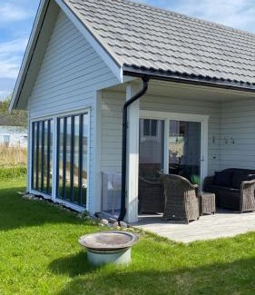 Grovfjord Casa | Nice little house right by the sea, stunning view
