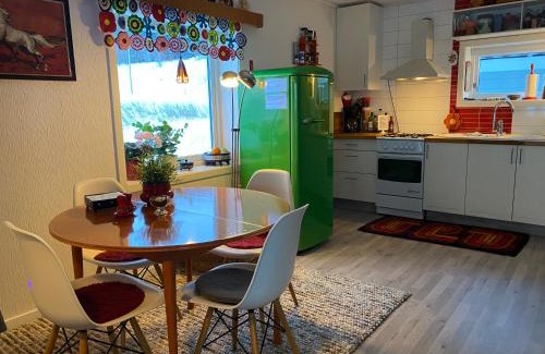 Grovfjord Casa | Nice little house right by the sea, stunning view