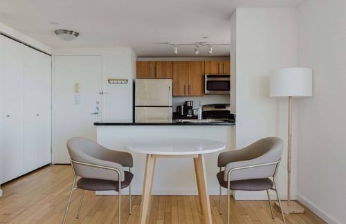 Hunters Point Apartamento | Nice Long Island City 1BR w/ A/C, Elev & Laundry, by Blueground