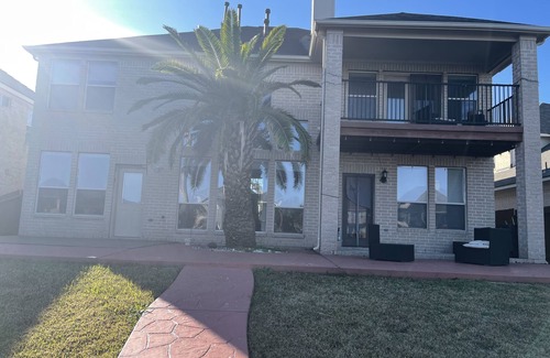 Chelsea Harbour Casa | Nice luxurious queen bedroom stay at blue water lake 🏡 in center of Sugar land.