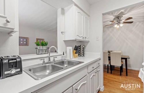 Westfield Apartamento | Nice ‘n’ Quiet Downtown Apt | Pool + Free Parking