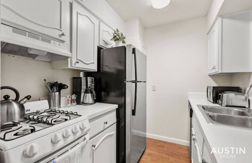 Westfield Apartamento | Nice ‘n’ Quiet Downtown Apt | Pool + Free Parking