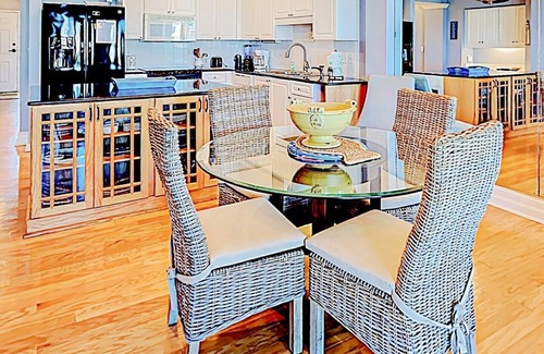 Litchfield by the Sea Condominio | Muy bien amueblado, Paget 403 cuenta con una gran ducha a ras de suelo