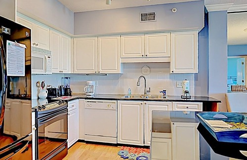 Litchfield by the Sea Condominio | Muy bien amueblado, Paget 403 cuenta con una gran ducha a ras de suelo