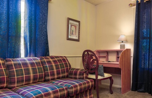 East Durham Casa | Nice Private Room near bus line @ Briggs room B