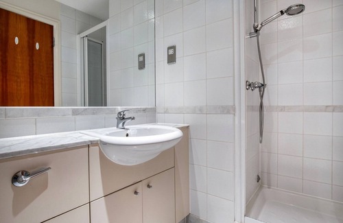 Bishop's Apartamento | Nice South Bank 2BR w/ View of London Eye, nr Attractions, by Blueground