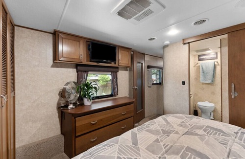 Disston Heights Casa | Nice spacious RV queen bed plus rollaway twin mattress