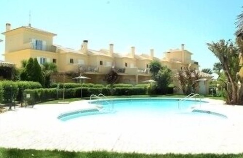 Los Gallos-Cerromolino Chalet De Esquí | Bonita casa adosada con piscina ubicada en el Novo Santi Petri (Calle Galba)