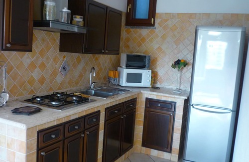 Pula Apartamento | Bonito apartamento de dos habitaciones con un gran jardín con césped verde y vegetación.