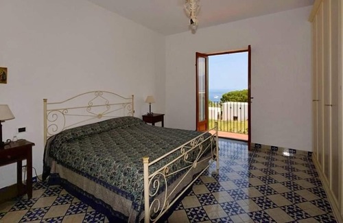 Lingua Casa | Santa Marina Salina: Espléndida casa eòlica con jardin, vista espécial sobre el mar.