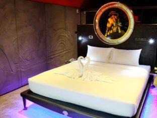 Patong Hotel | Nicky's Handlebar
