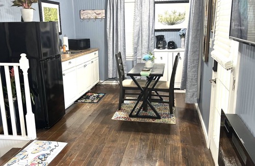 Hartsfield Cabaña | Nico's Cottage: Nestled in the woods next to DeMott Lakeside