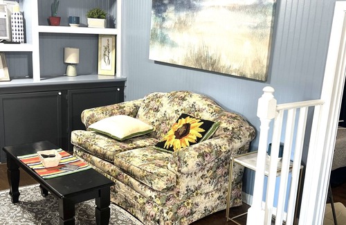Hartsfield Cabaña | Nico's Cottage: Nestled in the woods next to DeMott Lakeside