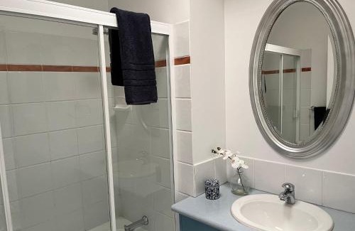 Gordon Park Casa | Nicole Guest House - Deluxe Room & Private Bathroom 6kms from Brisbane City