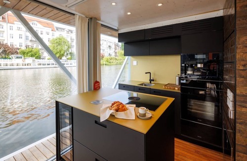 Moabit Alquiler De Eote | Nido - relax in style on Berlin's most exclusive and natural houseboat.