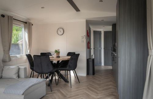 Heinkenszand Chalet De Esquí | Nieuw chalet in Zeeland met omheinde tuin & airco VP089