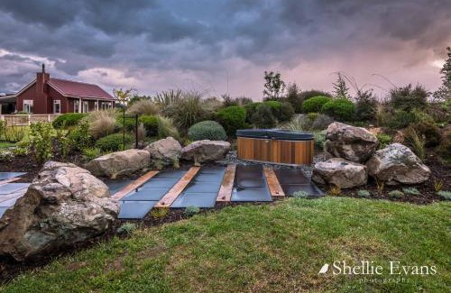 Twizel Casa | Night Sky Cottage - Kahu Cottage - HOT TUB