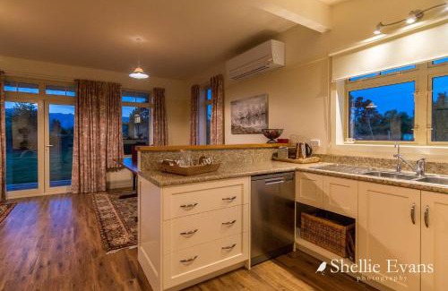 Twizel Casa | Night Sky Cottage - Kahu Cottage - HOT TUB